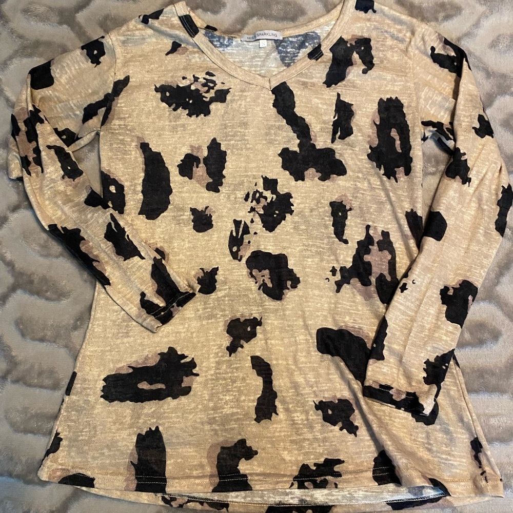 Long sleeve leopard print top.